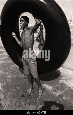 Les jeunes cubains à CUBA HABANA le Malecon Banque D'Images