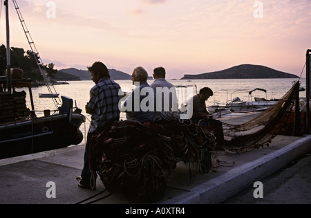 La ville de Skiathos, l'île de Skiathos, Grèce. Le pêcheur au port de pêche. Début de journée de travail au lever du soleil. Images d'archives prises en 1999 Banque D'Images