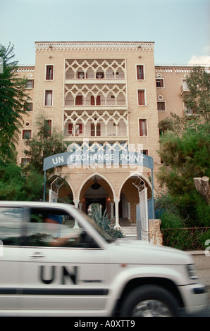 Nicosia Chypre du Sud. Une jeep de l'ONU passe l'hôtel Ledra Palace, l'île s seulement légal de passage entre le nord et le sud Banque D'Images