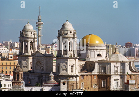 La ville de Cadix en Espagne, le dôme jaune cathédrale baroque de Cadix Banque D'Images