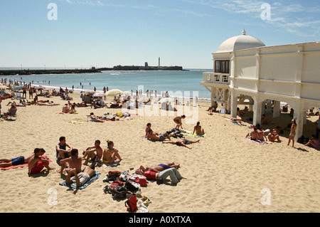 La Costa de la plage de la ville de Playa de la Caleta. Castillo de San Sebastion s'étend à la mer en arrière-plan. L'Océan Atlantique Banque D'Images