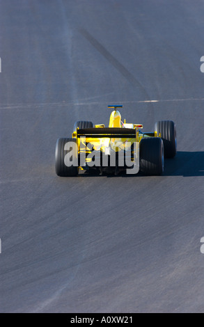 Voiture de course de Formule Un jaune sur la piste en 2005 Banque D'Images