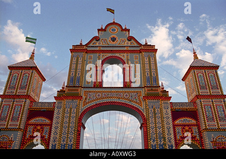Séville, Andalousie, espagne. Feria de Abril, la porte principale, l'entrée au festival Banque D'Images