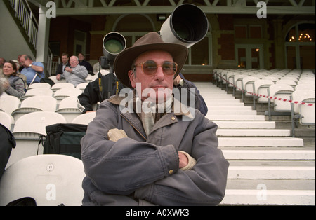 UK ANGLETERRE LONDRES Spectateur à un match de cricket du comté de tenue à l'Ovale. Photographe de presse derrière lui Banque D'Images