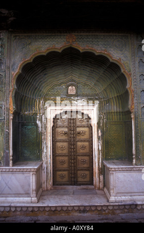 Portes dans le City Palace de Jaipur, également connu sous le nom de Hawa Mahal dans le Rajasthan en Inde Banque D'Images