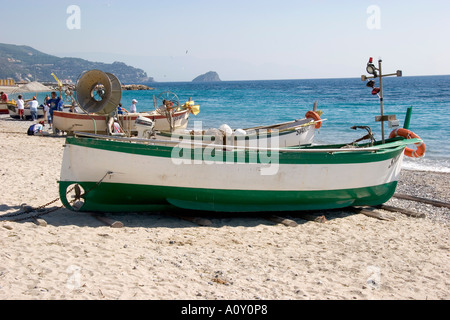 Plage et l'île de Bergeggi Noli Ligury Italie Banque D'Images