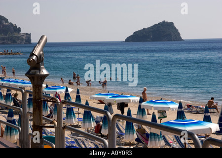 Plage et l'île de Bergeggi Spotorno Ligury Italie Banque D'Images