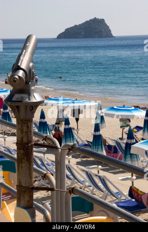 Plage et l'île de Bergeggi Spotorno Ligury Italie Banque D'Images