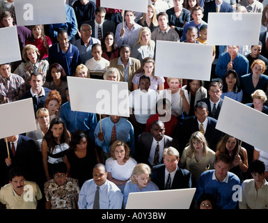 Portrait d'un groupe de gens tenant des pancartes vierges Banque D'Images