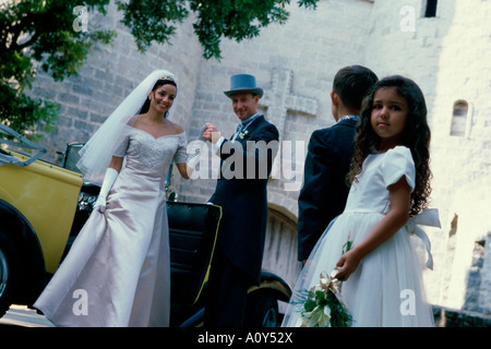 Low angle view of a young couple avec un garçon et une fille fleur Banque D'Images