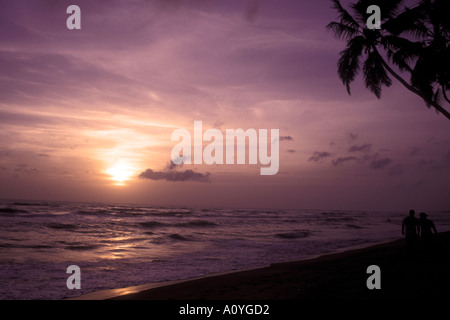 Coucher du soleil tropical sur une plage aux Bahamas dans les Caraïbes Banque D'Images