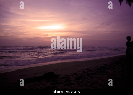 Coucher du soleil tropical sur une plage aux Bahamas dans les Caraïbes Banque D'Images