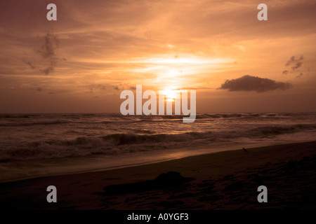 Coucher du soleil tropical sur une plage aux Bahamas dans les Caraïbes Banque D'Images