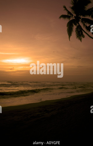 Coucher du soleil tropical sur une plage aux Bahamas dans les Caraïbes Banque D'Images