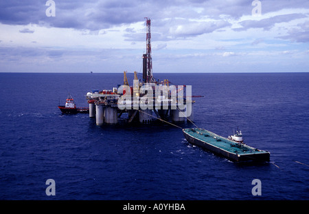 Plate-forme pétrolière semi-submersible exploiter le pétrole du Golfe du Mexique en barge Banque D'Images