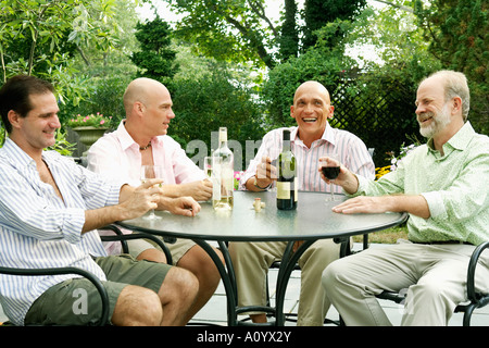 Deux couples gays boire du vin ensemble Banque D'Images