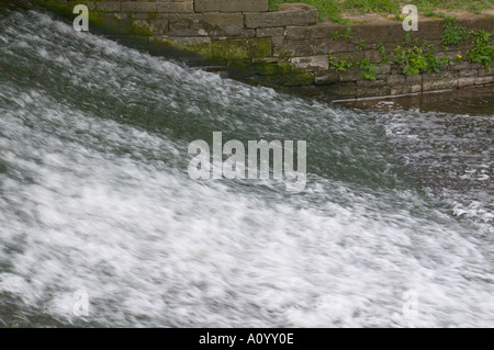 Weir sur la rivière Yarrow Lancashire England Banque D'Images