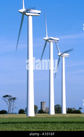 Les éoliennes Vestas dwarf église rurale cromer norfolk East Anglia angleterre uk Banque D'Images