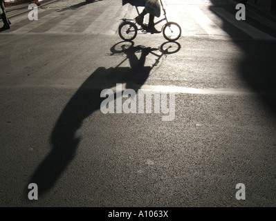 Man riding mini bike en ville Banque D'Images