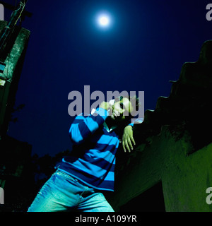 Low angle view of a young man talking on a mobile phone, Mumbai, Maharashtra, Inde Banque D'Images