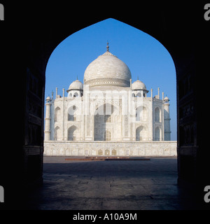 Vue à travers une arche au mausolée, le Taj Mahal, Agra, Uttar Pradesh, Inde Banque D'Images