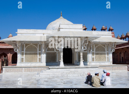 Quatre personnes assis en face d'un dargah, Dargah de cheikh Salim Chisti, Fatehpur Sikri, Uttar Pradesh, Inde Banque D'Images