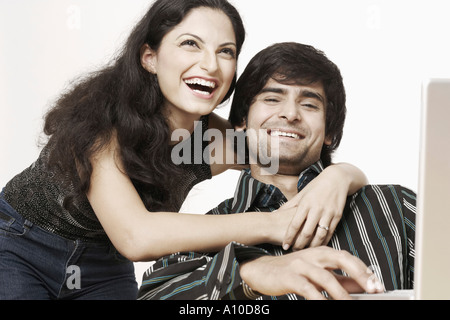 Low angle view of a young couple smiling Banque D'Images