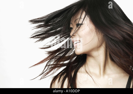 Portrait d'une jeune femme avec des cheveux ébouriffés Banque D'Images