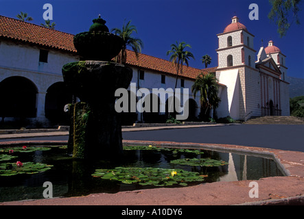 Fontaine d'eau, mission church, mission franciscaine, Mission Santa Barbara, Santa Barbara, Californie, Etats-Unis, Amérique du Nord Banque D'Images