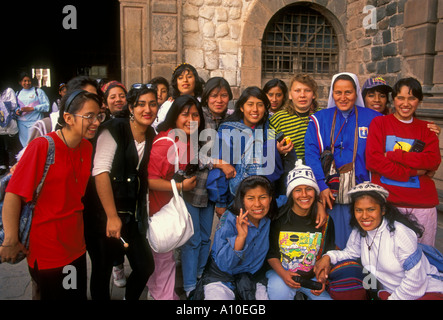 Les péruviens, les femmes adultes, les touristes, les étudiants péruviens, les étudiants, les excursion, cloître, cloître, Église et couvent de Santo Domingo, Cuzco, Pérou Banque D'Images