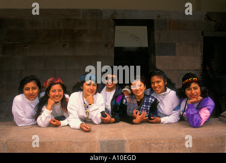 Les péruviens, les femmes adultes, les touristes, les étudiants péruviens, les étudiants, les excursion, cloître, cloître, Église et couvent de Santo Domingo, Cuzco, Pérou Banque D'Images