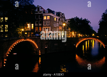 Des ponts et des maisons en rangées le long des canaux Herengracht et reguliersgracht amsterdam hollande Pays-Bas europe Banque D'Images