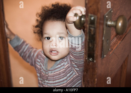 Stock Photo de l'enfant américain d'origine jamaïcaine en porte à la recherche de l'appareil photo Banque D'Images