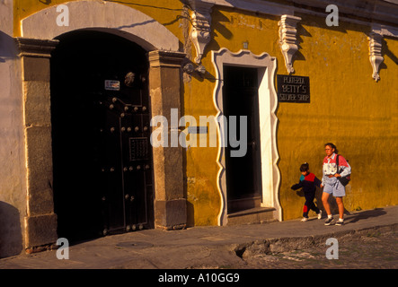 Guatémaltèque, mère, fille, enfant, enfant, mère fille marche à l'école, étudiant, Antigua, Sacatepequez, Guatemala Ministère Banque D'Images