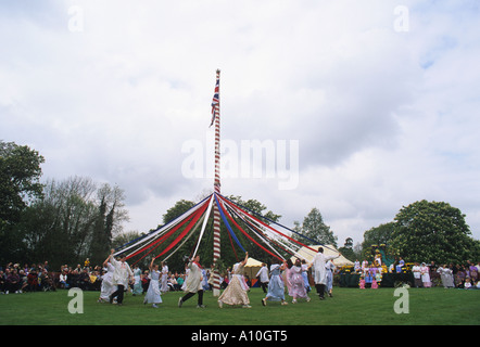 Les enfants du village de la danse autour du mât à Ickwell Bedfrdshire vert pour le premier mai en Angleterre Banque D'Images