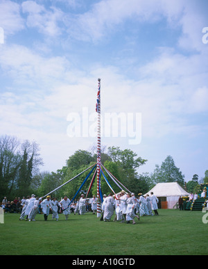 Village des couples danser autour du mât à Ickwell Bedfordshire Angleterre Premier Mai vert Banque D'Images