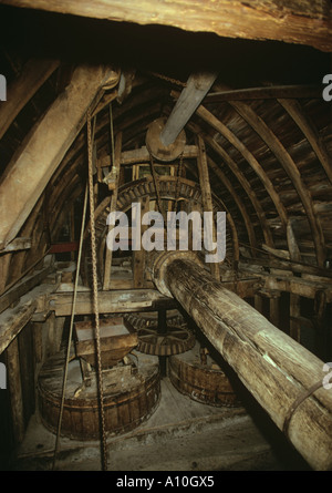 Intérieur de aldbury montrant les pignons de l'arbre d'entraînement et de meules près de Ivinghoe Buckinghamshire Angleterre Banque D'Images