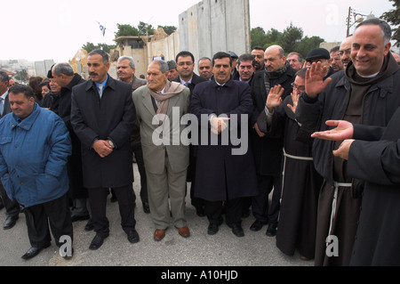 Tombeau de Rachel Bethelehem check point israélien groupe de chrétiens locaux et les prêtres attendent d'accueillir le patriarche latin Michel Sa Banque D'Images