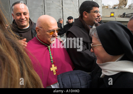 Tombeau de Rachel Bethelehem check point israélien le patriarche latin Michel Sabah greeting chrétiens locaux au point de contrôle sur sa Banque D'Images