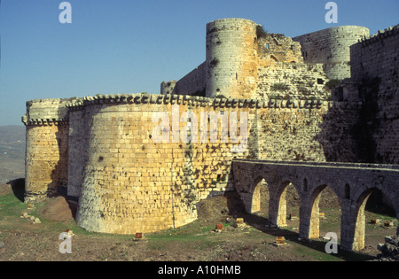 Syrie Qala at Al Hosn Crac des Chevaliers vue de l'extérieur de tours douves et pont de pierre Banque D'Images