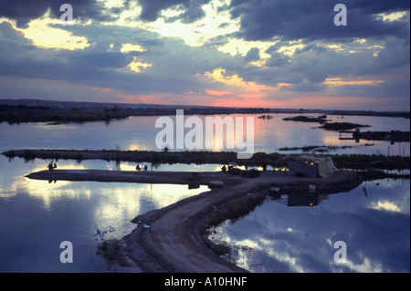 Vallée de l'Euphrate en Syrie Raqqa vue de la rivière au crépuscule avec acafé sur une jetée dans frgd Banque D'Images