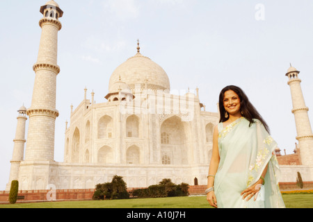 Portrait d'une jeune femme debout en face d'un mausolée, le Taj Mahal, Agra, Uttar Pradesh, Inde Banque D'Images