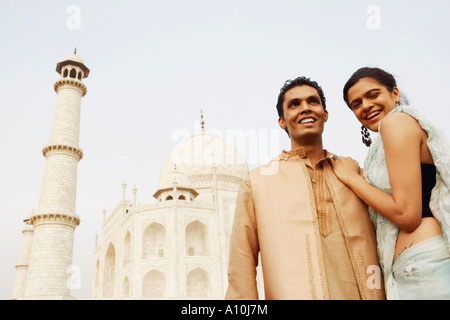 Jeune couple debout devant un mausolée, le Taj Mahal, Agra, Uttar Pradesh, Inde Banque D'Images