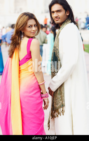 Portrait d'un jeune couple en face d'un mausolée, le Taj Mahal, Agra, Uttar Pradesh, Inde Banque D'Images