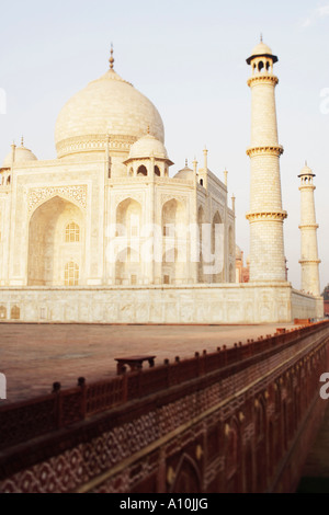 Balades touristiques sur une passerelle, Taj Mahal, Agra, Uttar Pradesh, Inde Banque D'Images