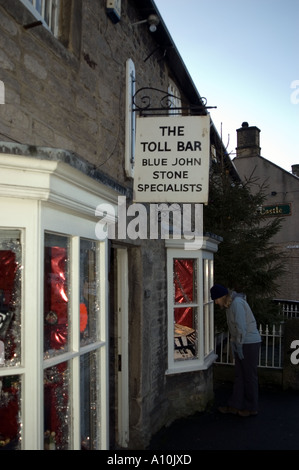 Shopping pour les bijoux Blue John en Castleton Derbyshire Peak District National Park Banque D'Images