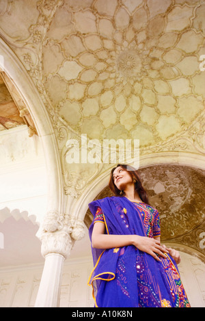 Low angle view of a young woman looking sideways, Agra, Uttar Pradesh, Inde Banque D'Images