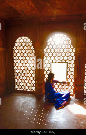 Portrait d'une jeune femme assise sur le sol d'un mausolée, le Taj Mahal, Agra, Uttar Pradesh, Inde Banque D'Images