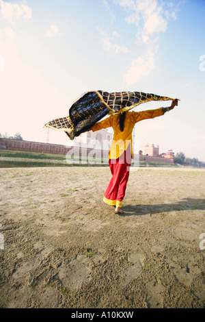 Vue arrière d'une jeune femme tenant son étole sur la rive, Taj Mahal, Agra, Uttar Pradesh, Inde Banque D'Images