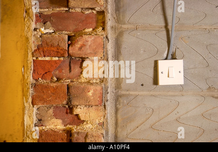 La jointure entre une extension moderne et un vieux mur de brique Banque D'Images